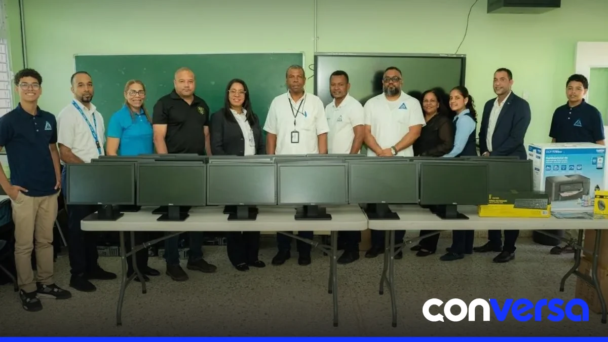 Estudiantes del Politécnico Canadá reciben el nuevo equipamiento tecnológico donado por la Cooperativa San José.