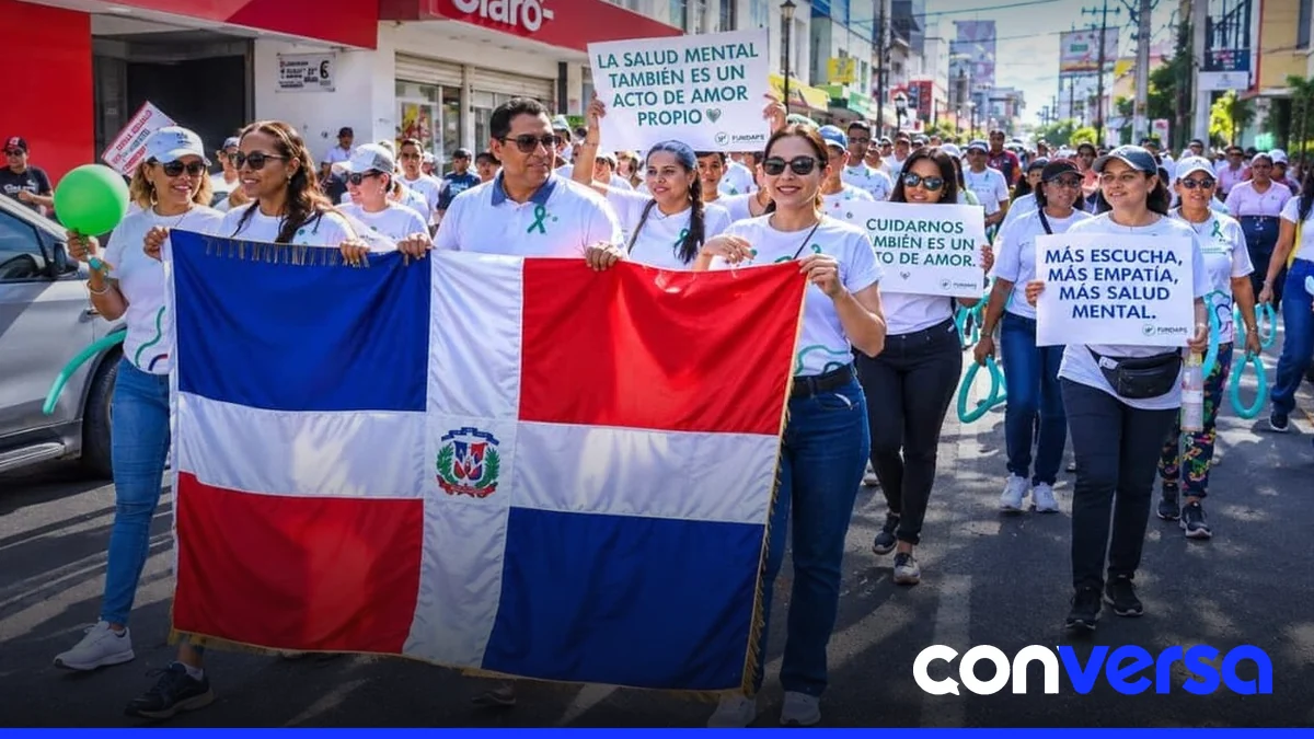 Participantes en la caminata del Día Mundial de la Salud Mental en Santiago.