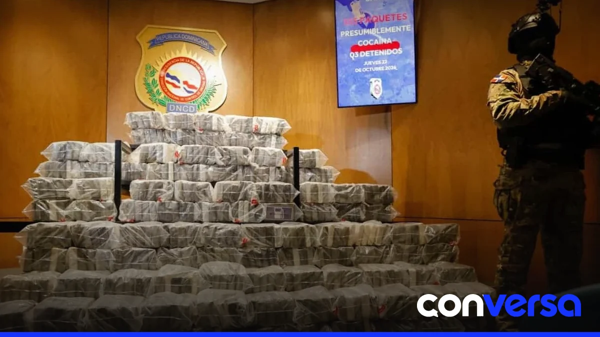 Agentes de la DNCD en acción durante la interceptación de la embarcación en Baní.