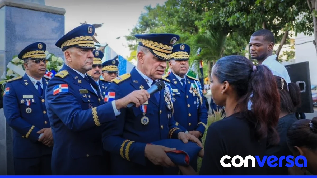 Familiares de policías fallecidos reciben reconocimiento en ceremonia conmemorativa.