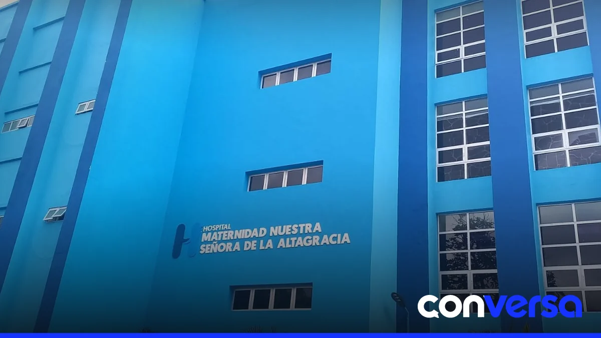 Imagen de una maternidad con pacientes y personal médico en un ambiente hospitalario.