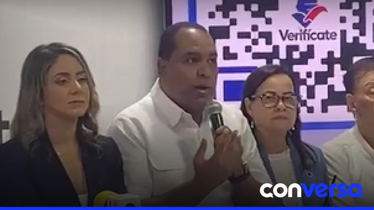Militantes del PRM registrándose en una jornada de verificación.