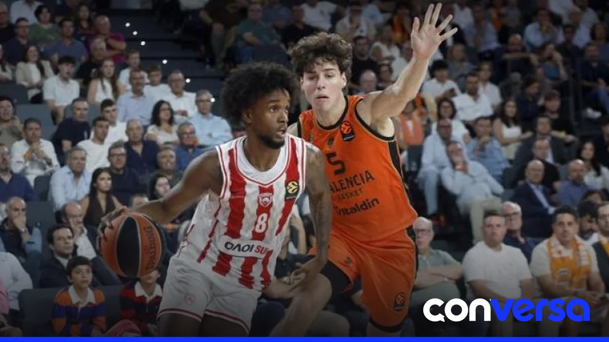 Jugadores del Valencia Basket celebran su victoria sobre el Olympiacos en la Euroliga.