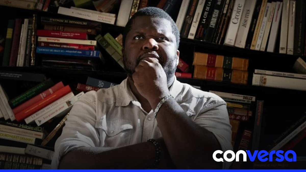 Escritor haitiano Thélyson Orélien en un libro de su autoría.