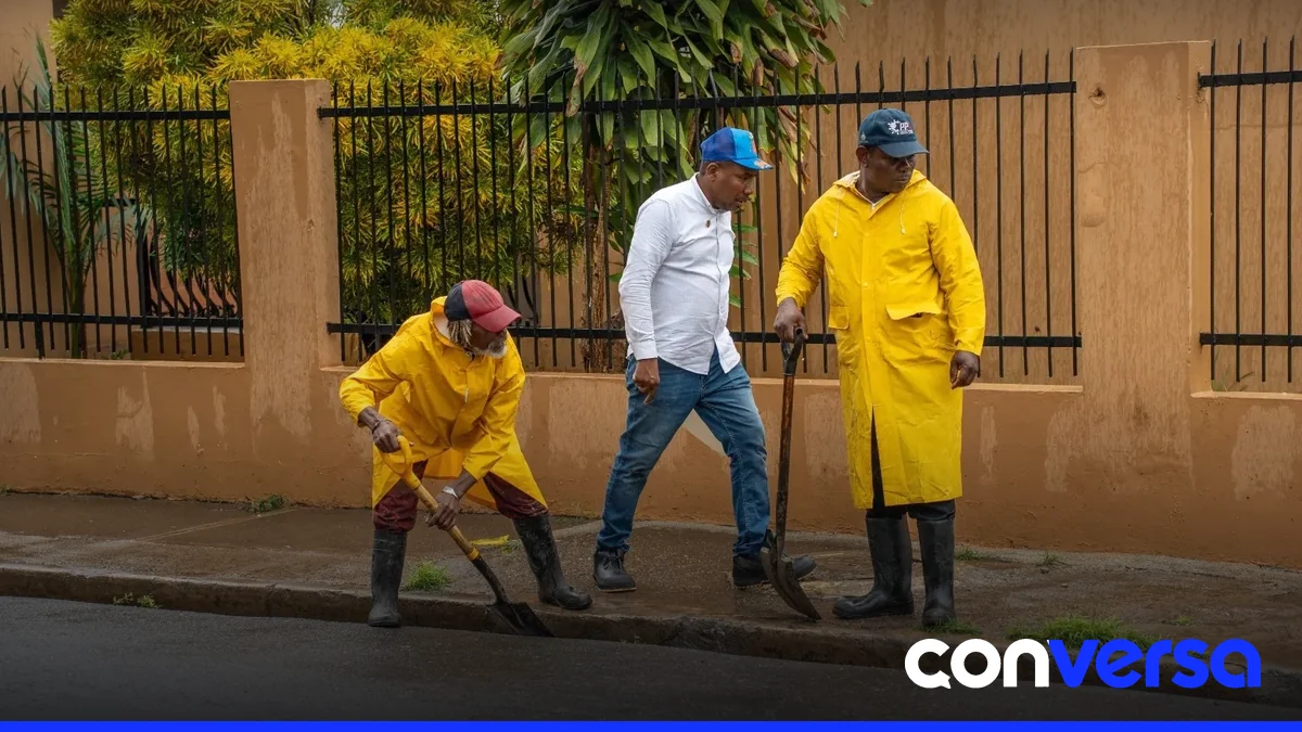 Brigadas municipales realizan labores de limpieza en Santo Domingo Este durante las lluvias.