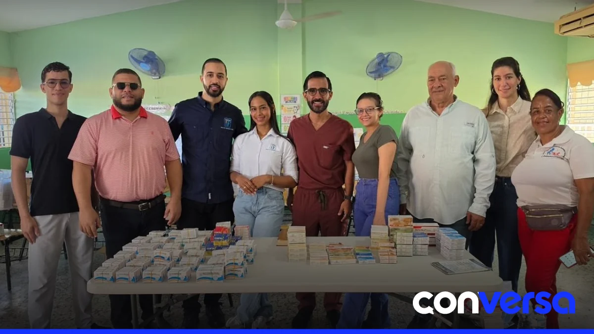 Médicos atienden a residentes de Los Peralejos en un operativo de salud gratuito.