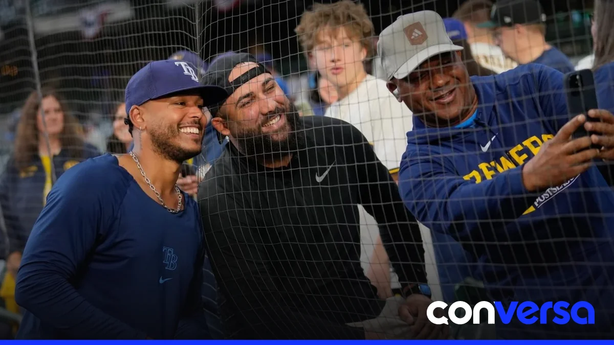Freddy Peralta se prepara para lanzar en el Tropicana Field durante la Serie Mundial.