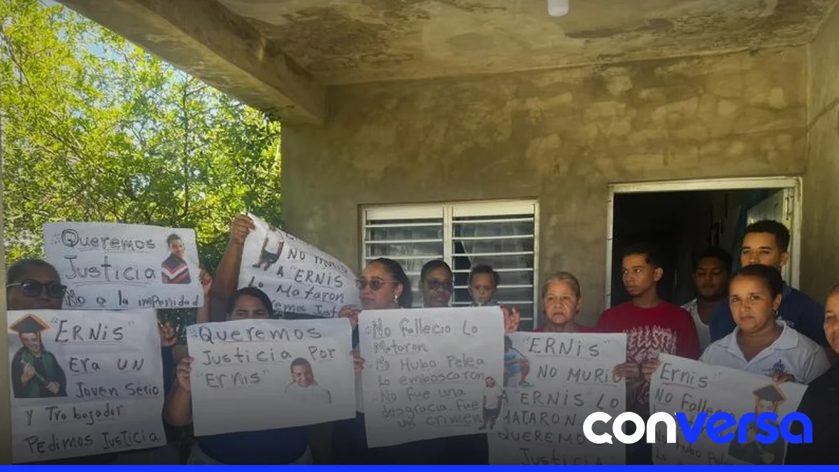 Familiares de Ernis De la Cruz en la comunidad de Junumucú, en La Vega, exigen justicia por su muerte.