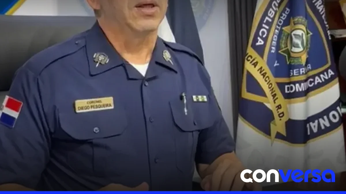 Agentes de la Policía Nacional revisan el lugar de los hechos en Santo Domingo Norte.