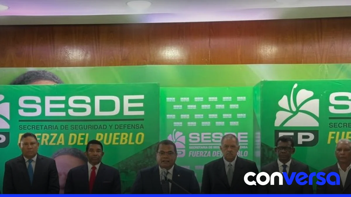 Imagen de la Secretaría de Seguridad y Defensa de la Fuerza del Pueblo durante una rueda de prensa.