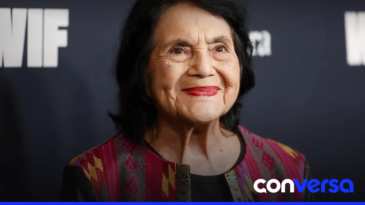 Dolores Huerta en una actividad pública, representando su compromiso con los derechos laborales.