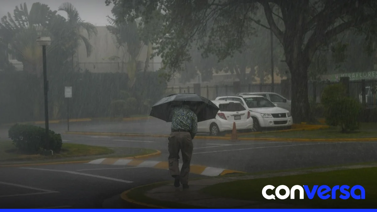 Imagen de un cielo nublado con lluvia sobre una región rural.