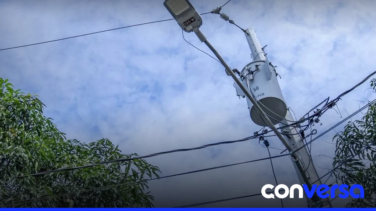 Foto de la instalación de postes y transformadores en El Mogote, Monte Plata.