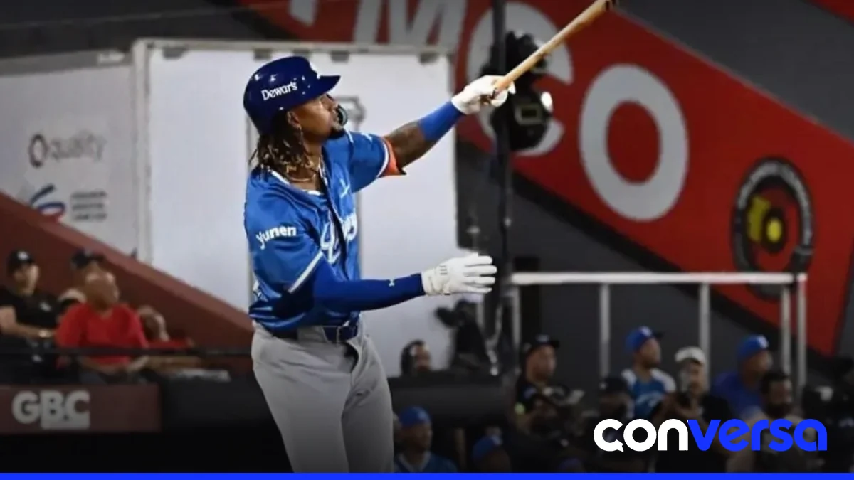 Kevin Alcántara en acción durante un partido con el Licey.