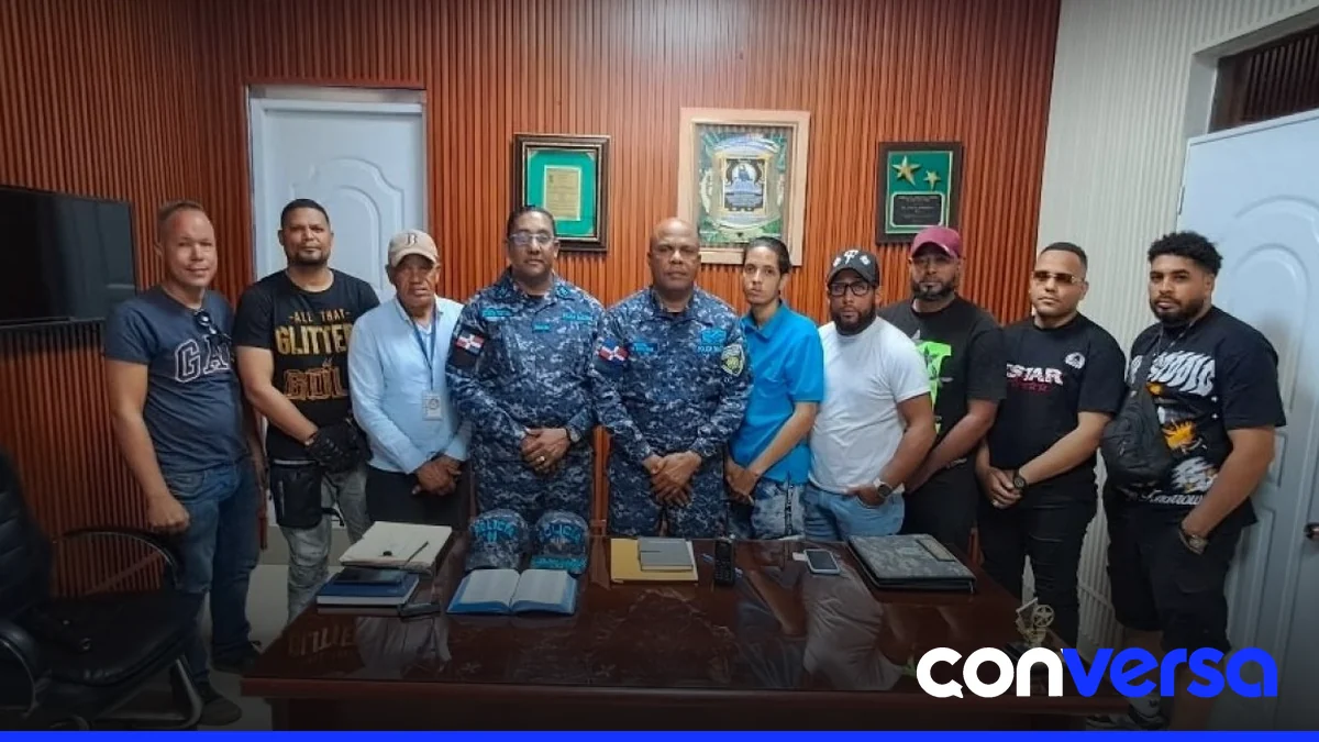 Representantes de medios digitales y autoridades policiales en una reunión en la comandancia de Hermanas Mirabal.