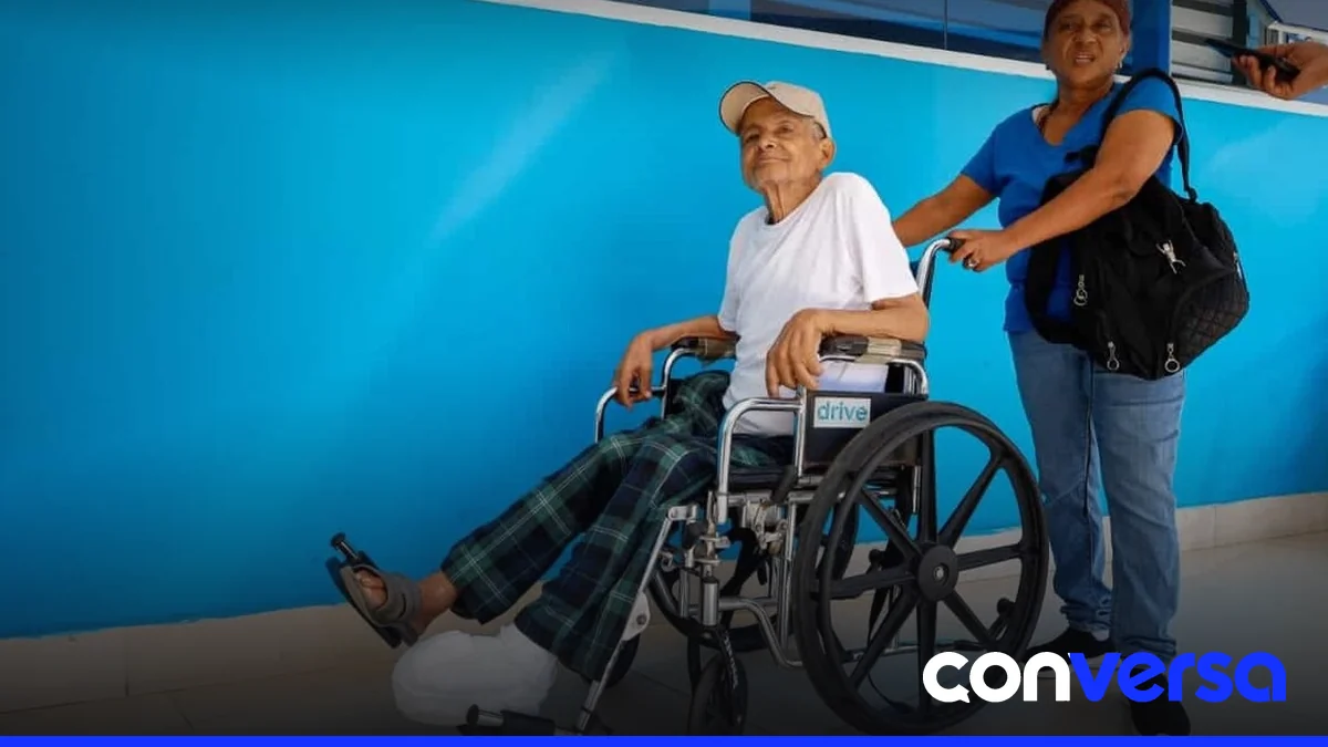 Pacientes esperan en el hospital Presidente Estrella Ureña en Santiago tras la suspensión de consultas médicas.