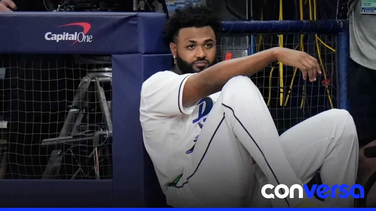 Junior Caminero se recupera tras una lesión en el pie durante el cuarto juego de la Serie Mundial.