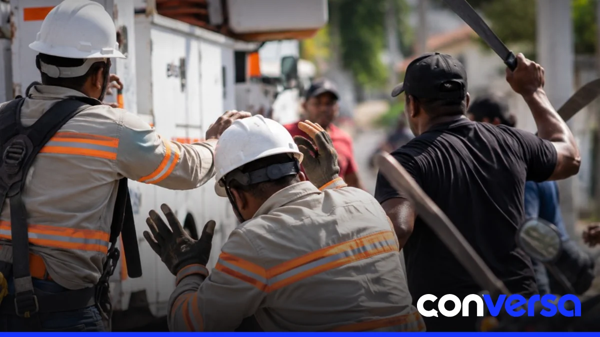 Imagen de brigadistas trabajando en una zona de distribución eléctrica.