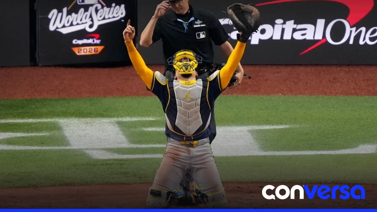 William Contreras celebra su victoria en la Serie Mundial con su equipo.