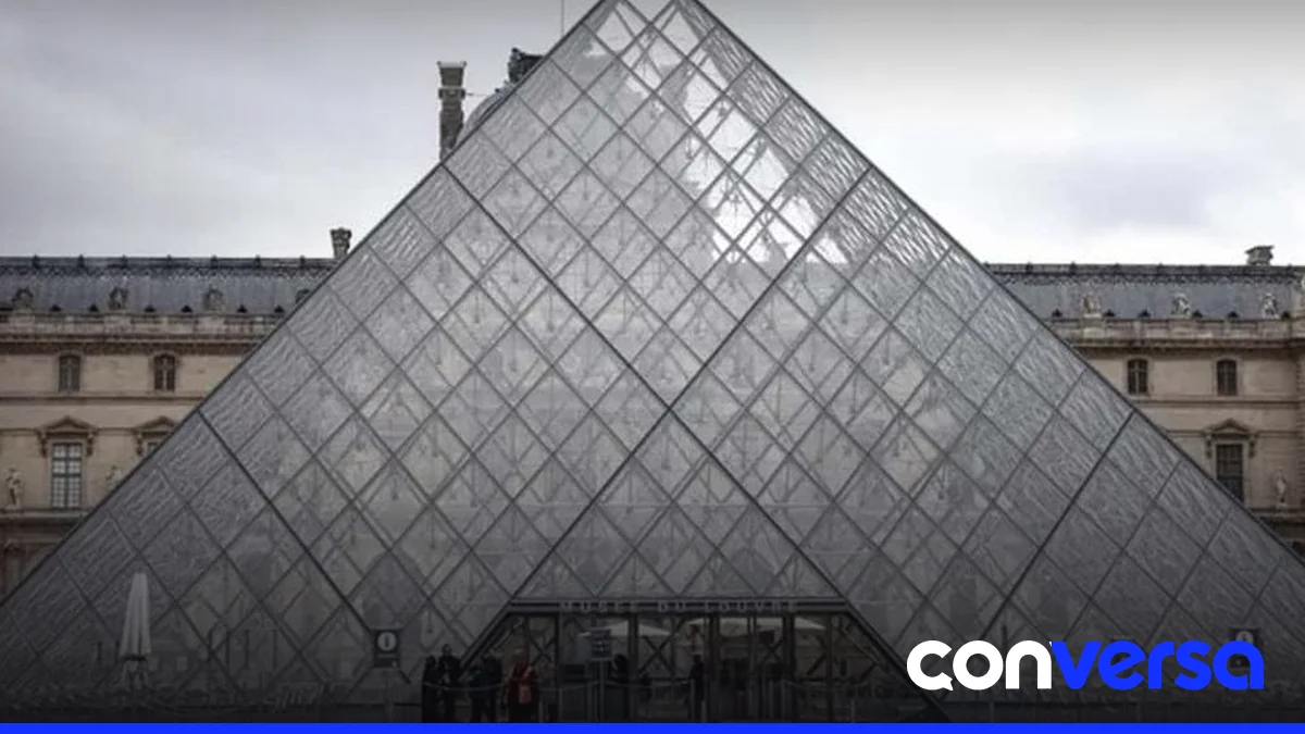 Imagen del Museo del Louvre en París, un emblemático monumento que enfrenta desafíos de seguridad y modernización.
