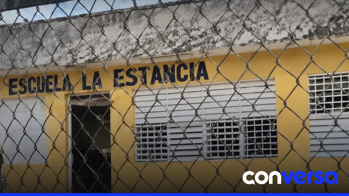 Imagen de la escuela La Estancia en el distrito de Mamá Tingó, donde los moradores solicitan reparaciones por riesgo de descargas eléctricas.