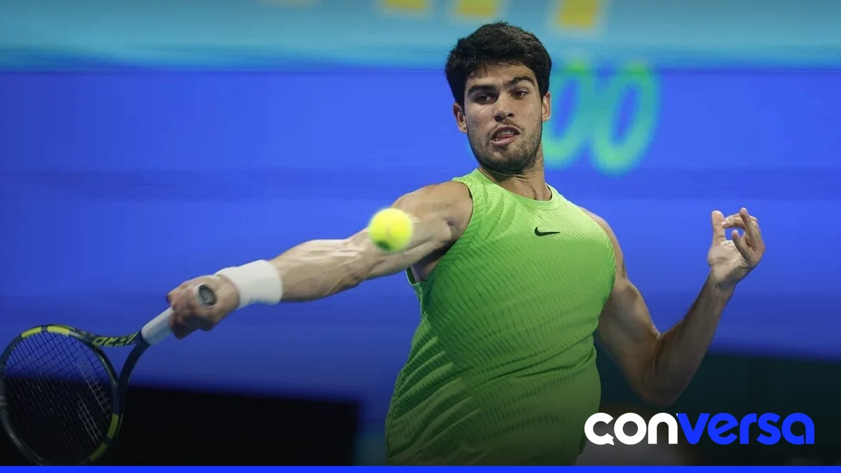 Carlos Alcaraz celebrando su victoria en la semifinal del torneo de Viena.