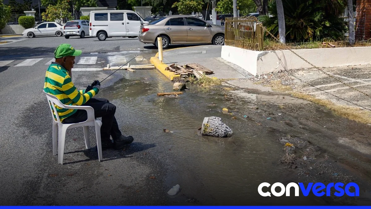 Imagen muestra la acumulación de aguas residuales en la calle C del sector Mata Hambre.