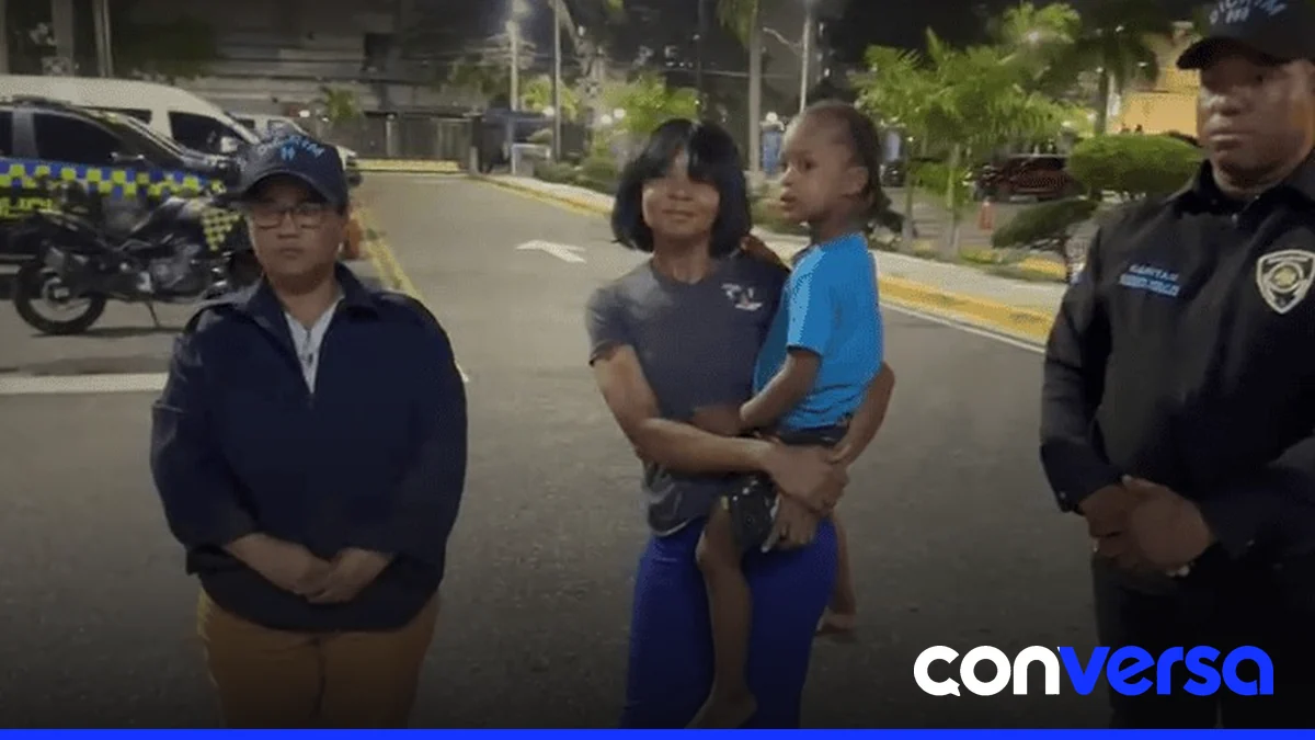 Autoridades trasladan al niño y su madre al Palacio de la Policía.