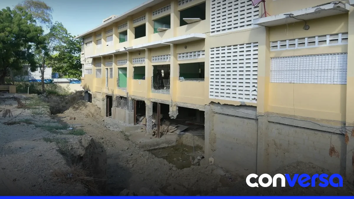 Alumnos de la escuela Rafael Jiminián de Cruz en proceso de traslado a otro planteles.