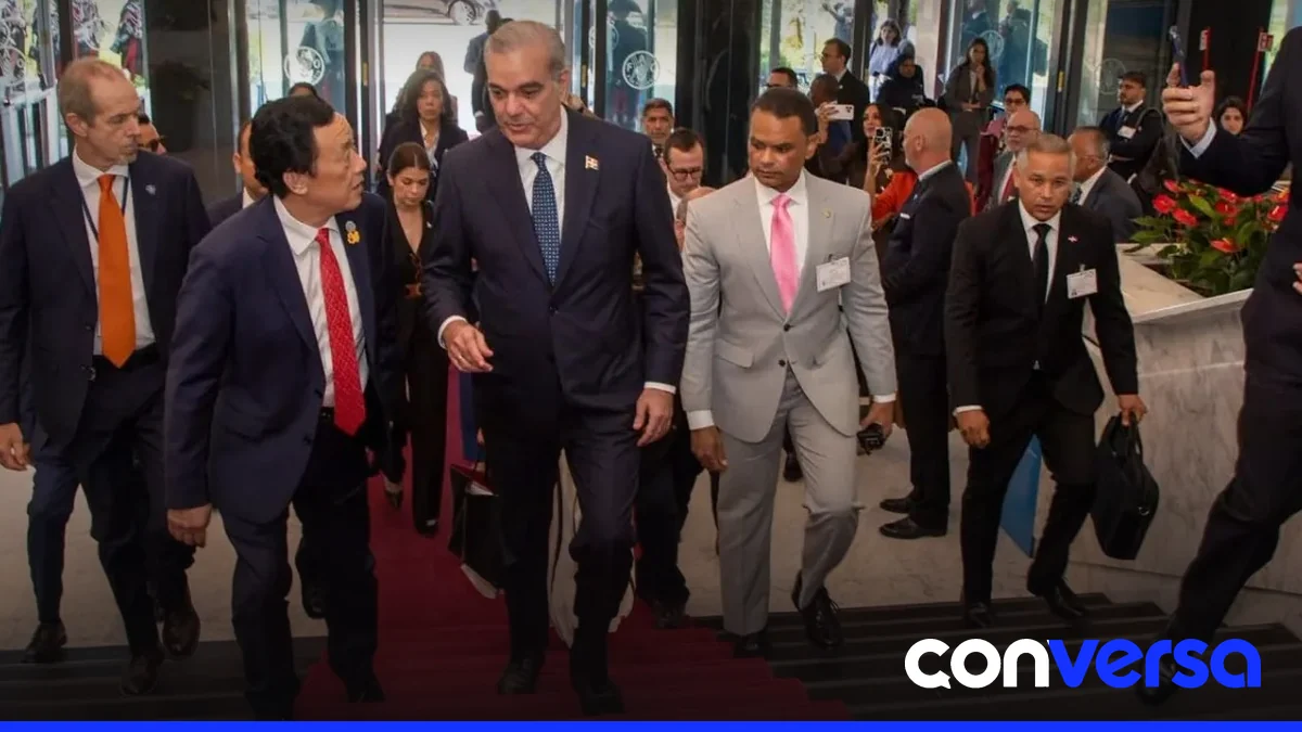 El presidente Luis Abinader en una reunión oficial en Roma durante su gira internacional.