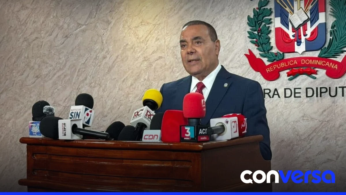 Usuarios de tarjetas de crédito revisan sus estados de cuenta en un banco.