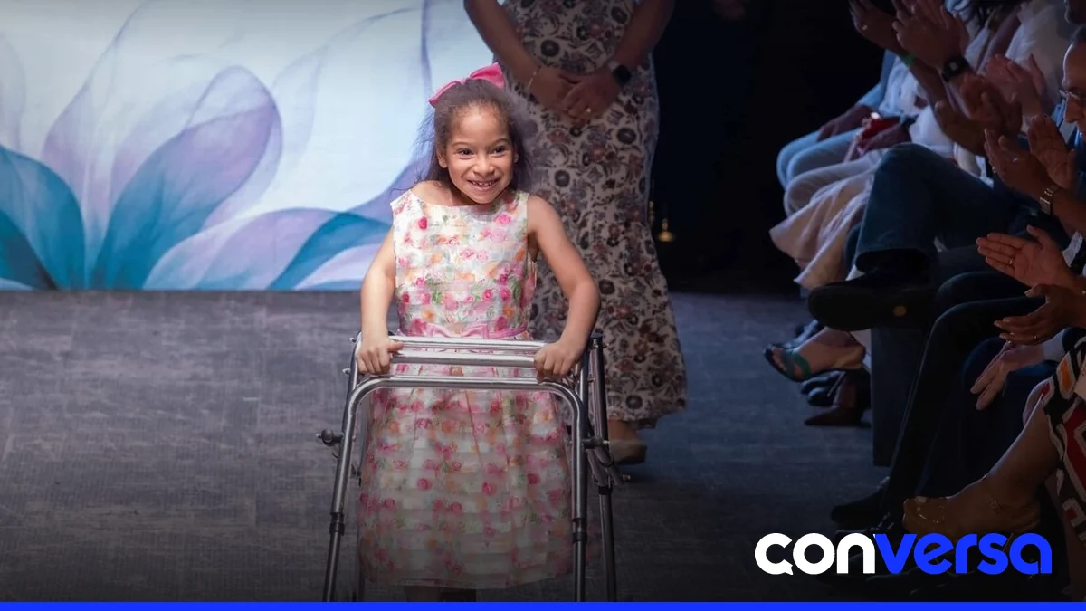 Niña de siete años participa en el Desfile por la Inclusión 2026.