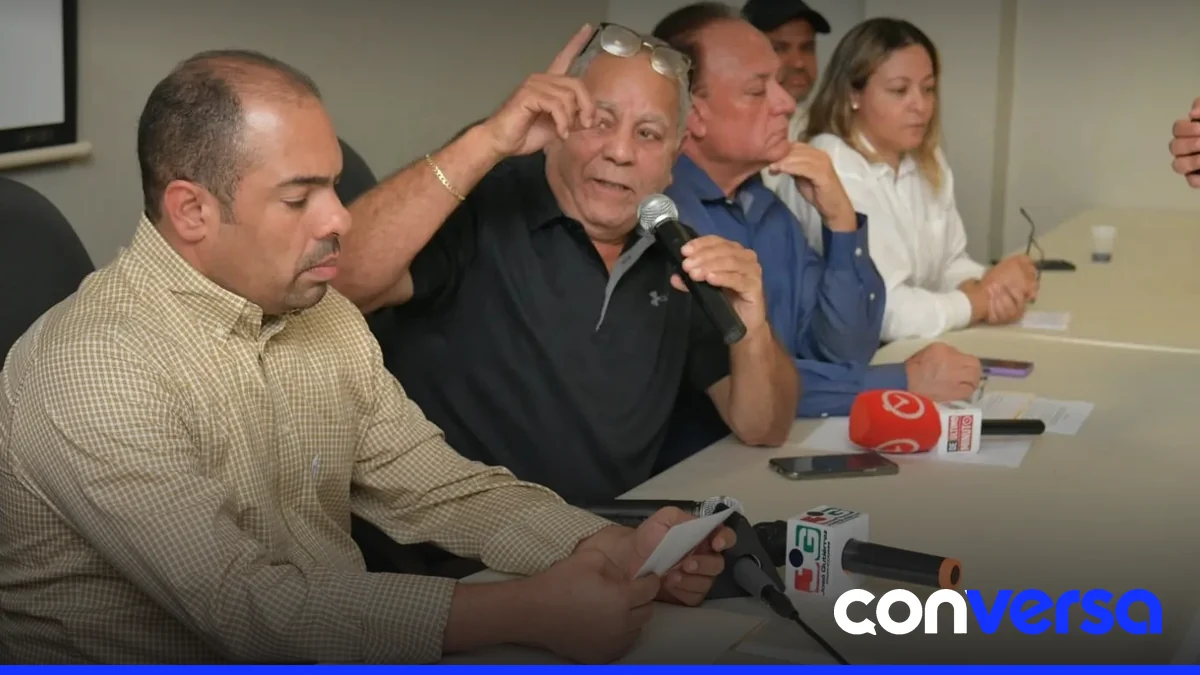 Productores avícolas en una rueda de prensa en la sede de Aapproamoli.