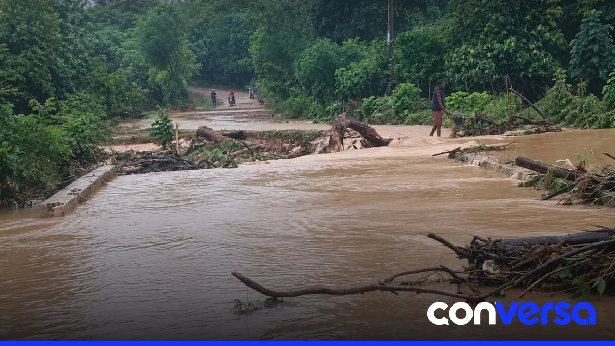 Imagen de un río con elevado nivel de agua en la zona de Santo Domingo.