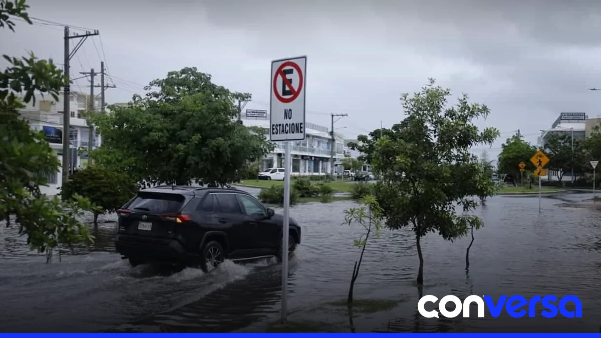 Estudiantes en un centro educativo durante la suspensión de clases por lluvias.
