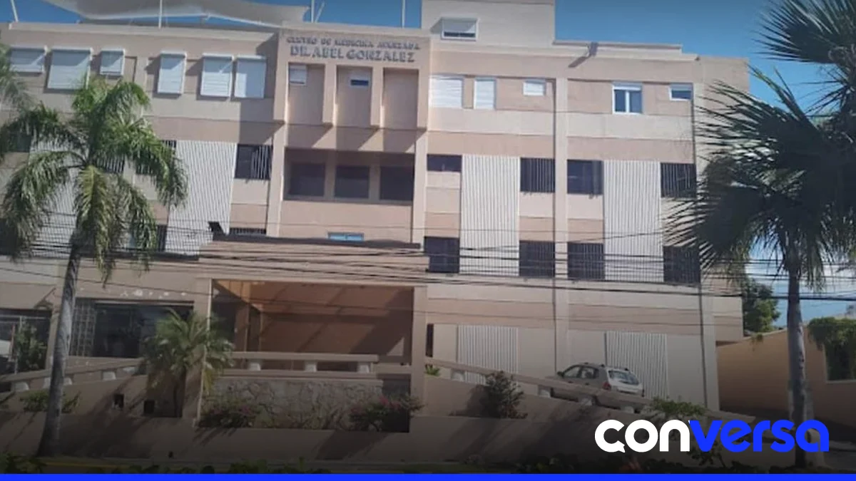 Imagen de un centro de salud y pacientes en emergencia.