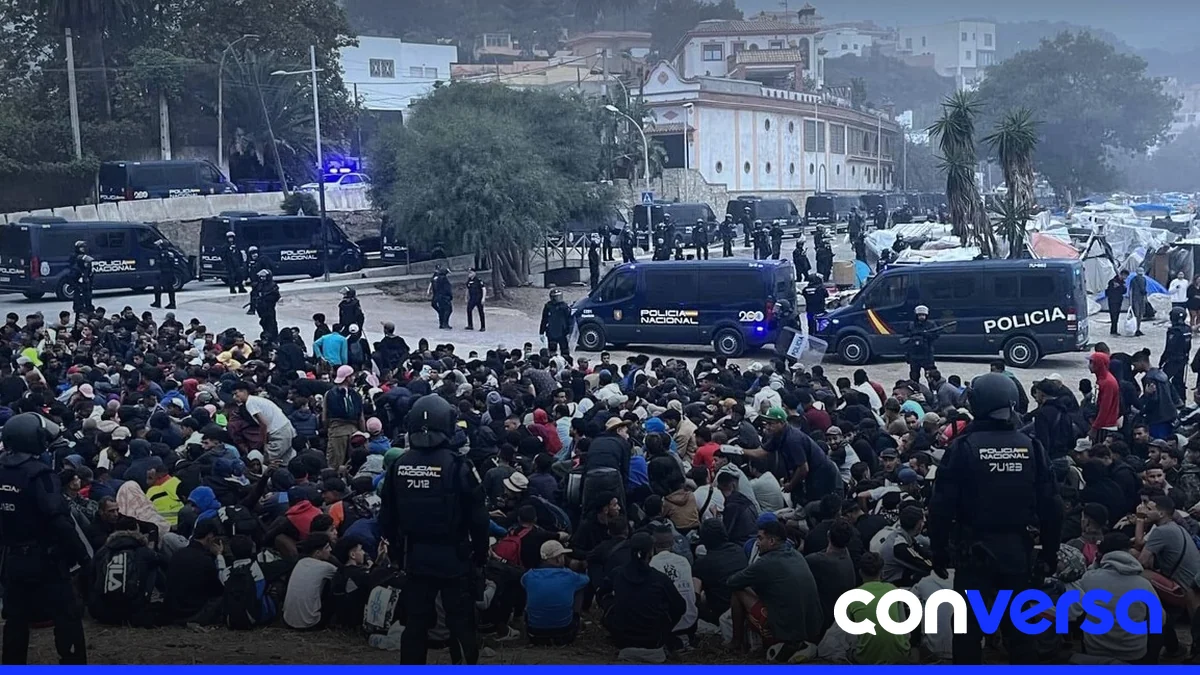 Agentes españoles desalojan un campamento de inmigrantes en Ceuta.
