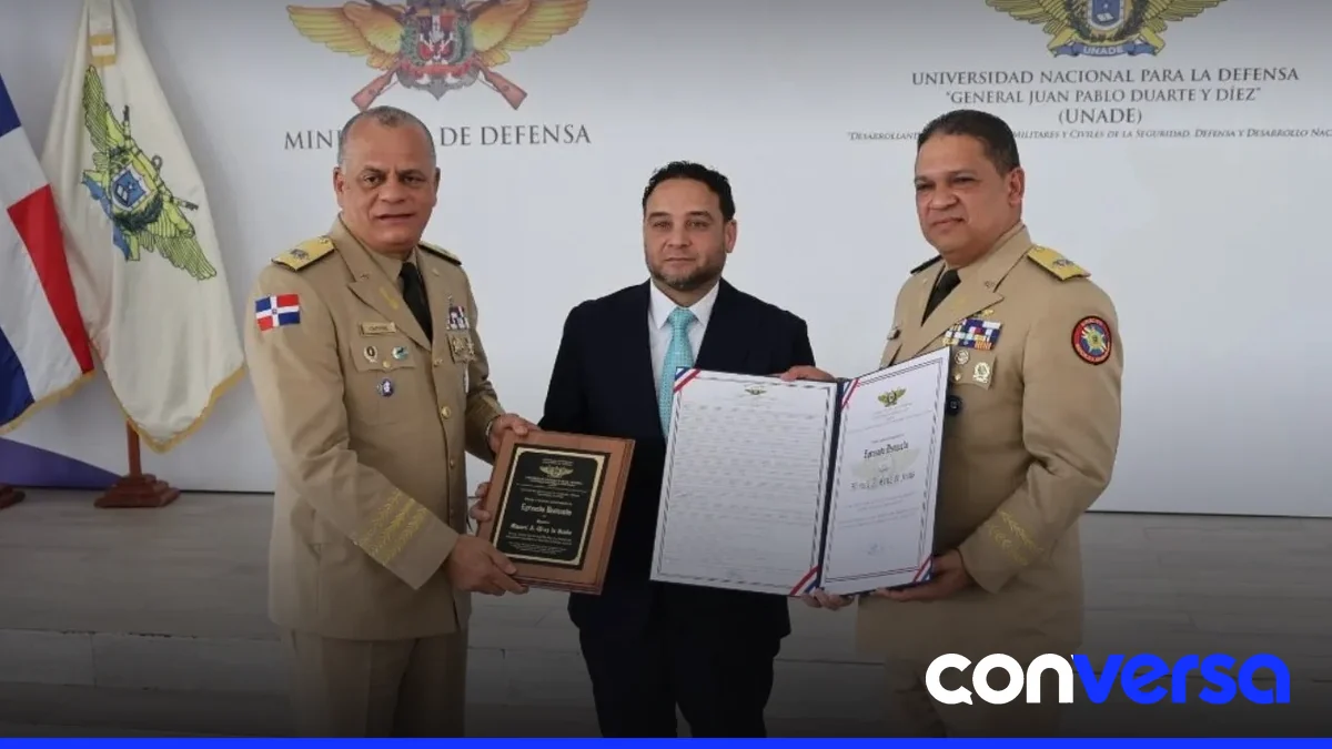Participantes en el acto de reconocimiento a docentes y egresados destacados de la UNADE.