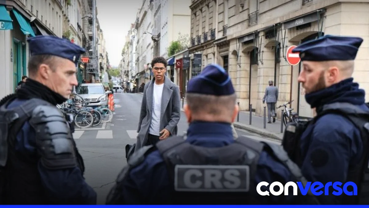 Militares y policías en despliegue durante disturbios en París.