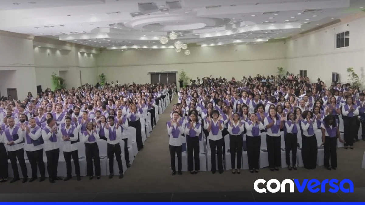 Graduandos del Instituto Superior de Formación Docente Salomé Ureña en acto de investidura.