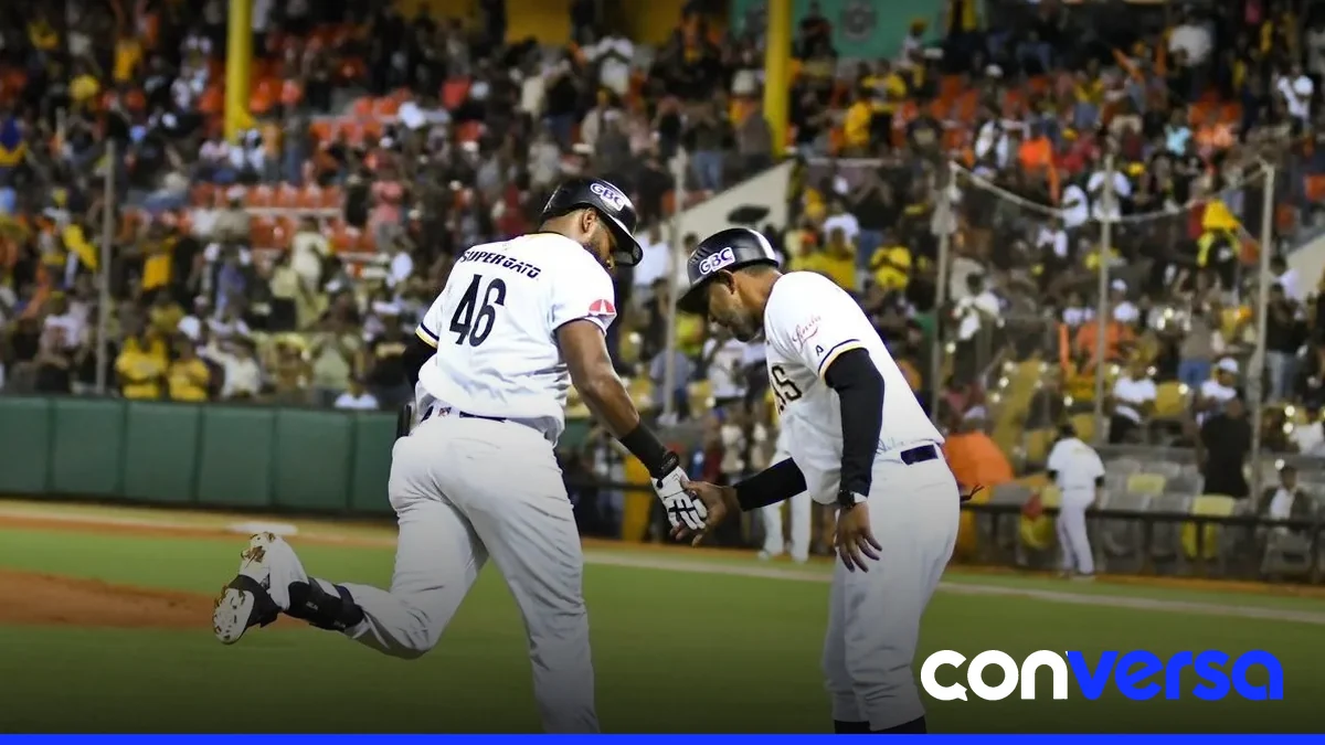 Jugadores de LIDOM en acción durante una jornada de béisbol.
