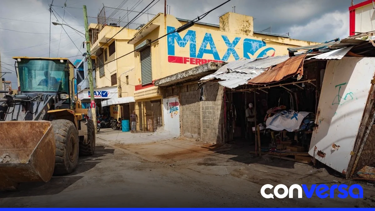 Foto de una calle en Villa Consuelo con espacios peatonales recuperados tras una jornada de limpieza.