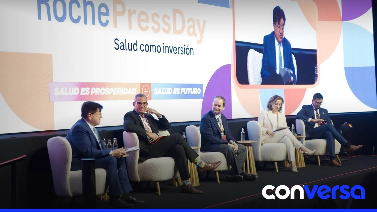 Participantes en el panel sobre financiamiento sanitario durante el Roche Press Day en San José, Costa Rica.