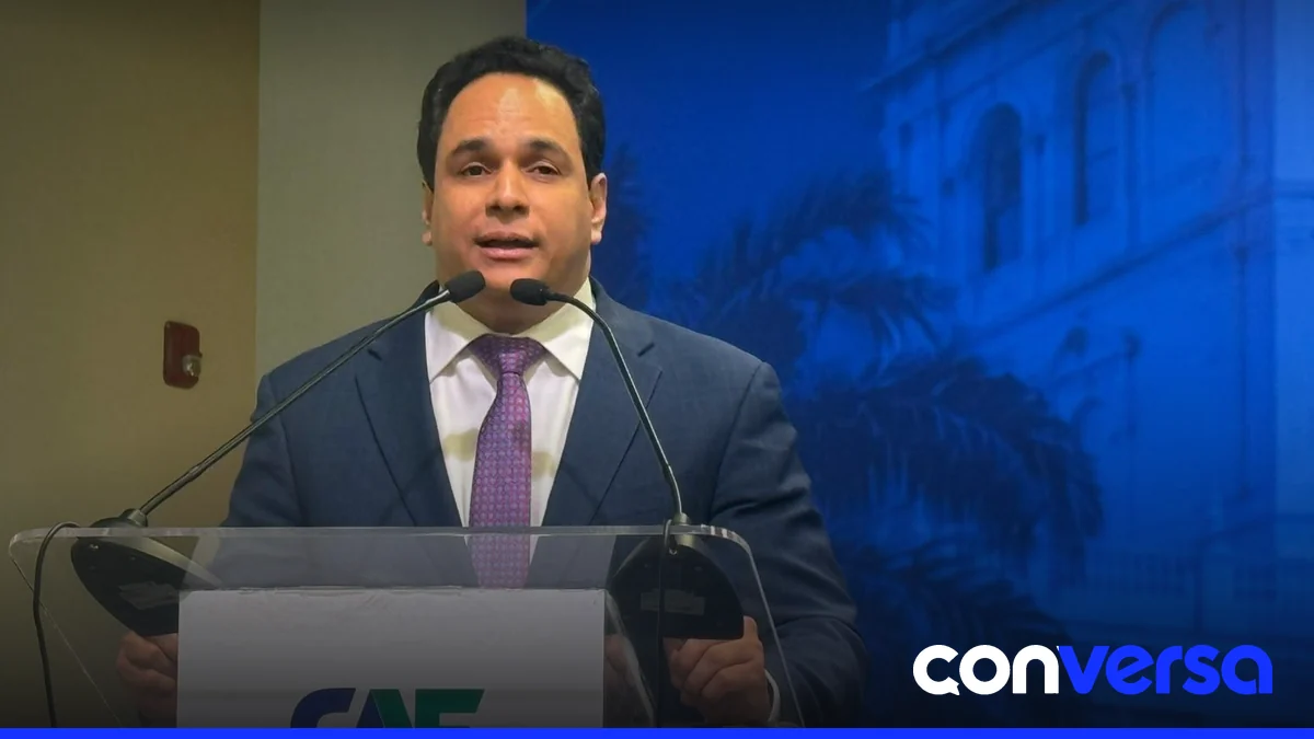 Foto de archivo de Manuel Conde en una conferencia académica.