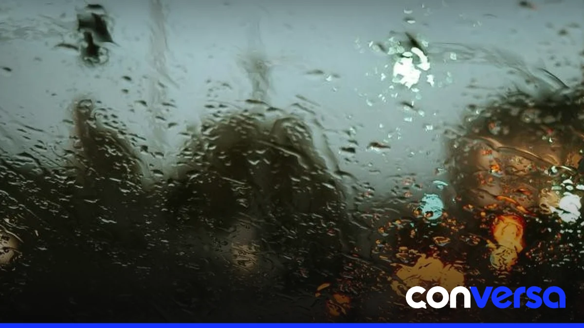 Imagen de un cielo nublado con lluvia en una zona urbana.