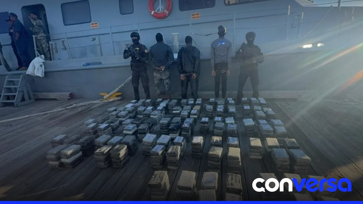 Autoridades en el lugar del operativo en las costas de Baní.