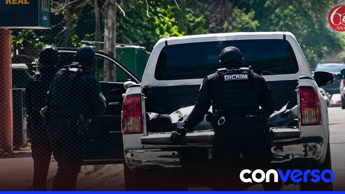 Agentes de la Policía en el Ensanche La Paz, donde fue abatido el joven acusado de delitos.
