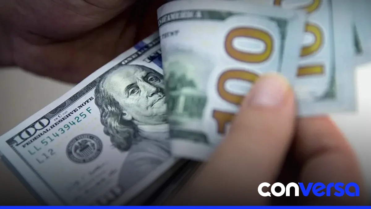 Moneda estadounidense en venta en un banco de República Dominicana.