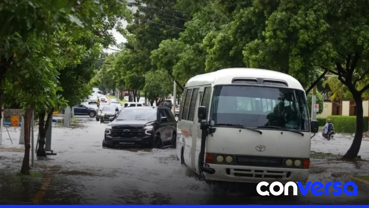 Imagen de una calle anegada en Santo Domingo debido a las lluvias.