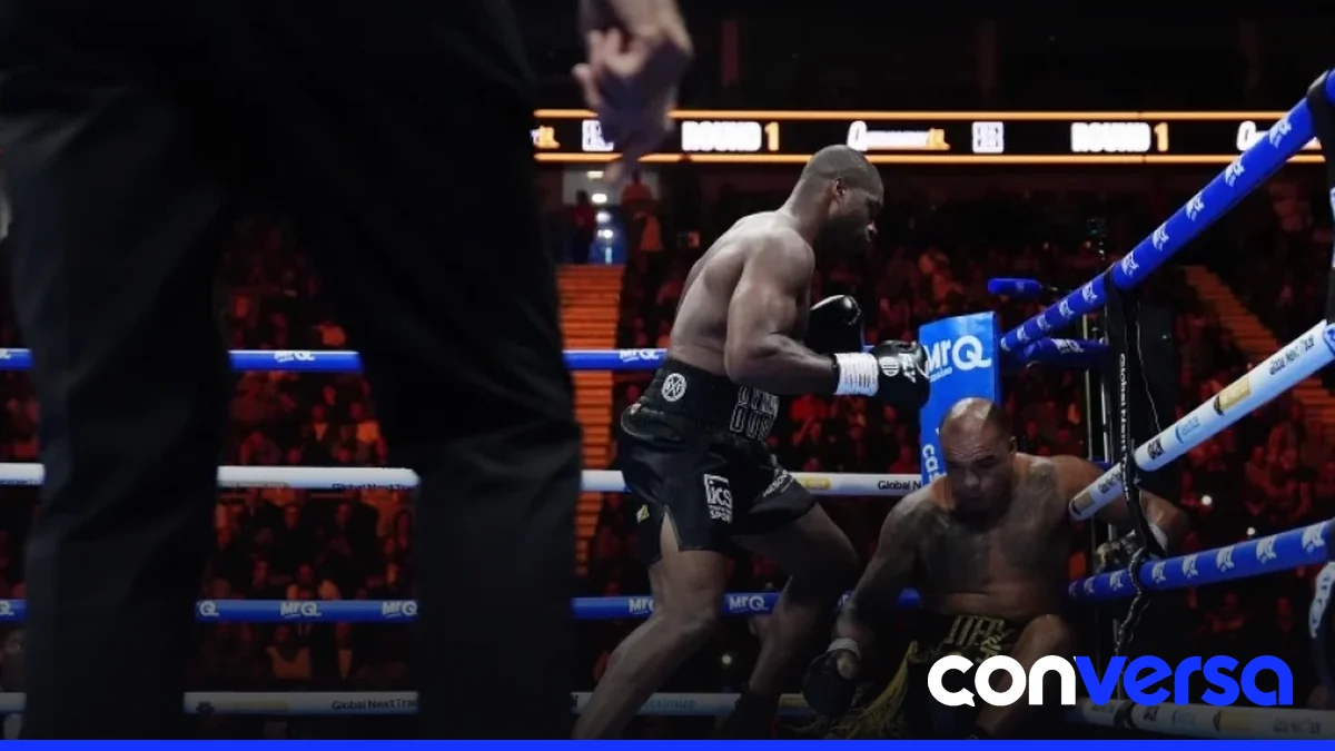Daniel Dubois celebra su victoria en el ring tras retener su título de peso pesado de la OMB.